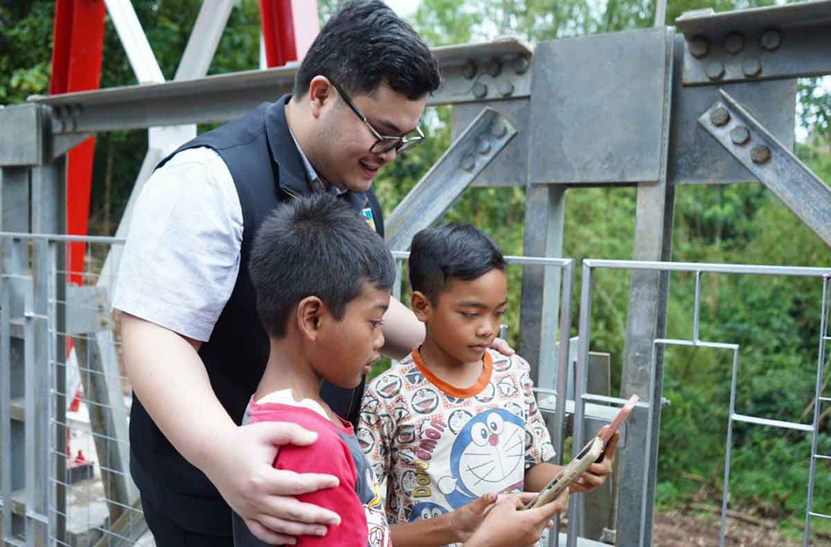 Bupati Kediri, Hanindhito Himawan Pramana, dan dua bocah saat selfie di jembatan gantung yang berada di Desa Ngetrep, Kecamatan Mojo. Foto: Ist