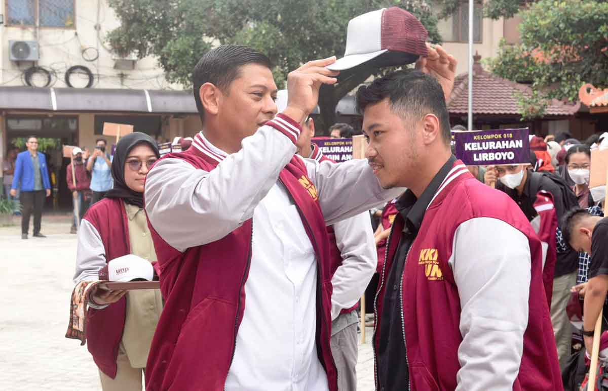 Wali Kota Kediri, Abdullah Abu Bakar, saat memakaikan topi kepada salah satu mahasiswa peserta KKN. Foto: Ist
