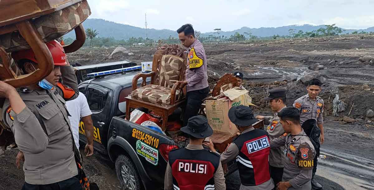 Petugas dari Polda Jatim dan Polres Lumajang saat membantu evakuasi warga terdampak erupsi Gunung Semeru.
