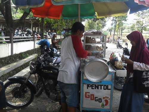 Wawan saat melayani langganannya. foto: RETNO A W/ BANGSAONLINE