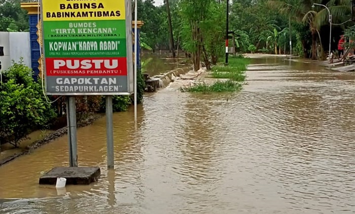 Air luapan Kali Lamong membanjiri Desa Sedapurklagen, Kecamatan Benjeng. foto: SYUHUD/BANGSAONLINE