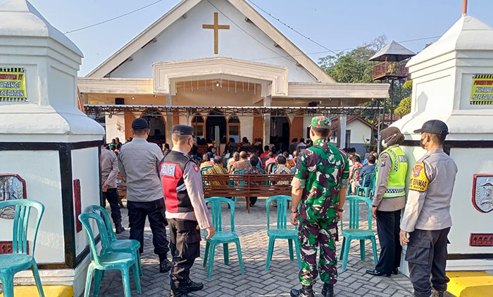 Petugas gabungan saat mengamankan misa Jumat Agung di salah satu gereja. Foto: Ist