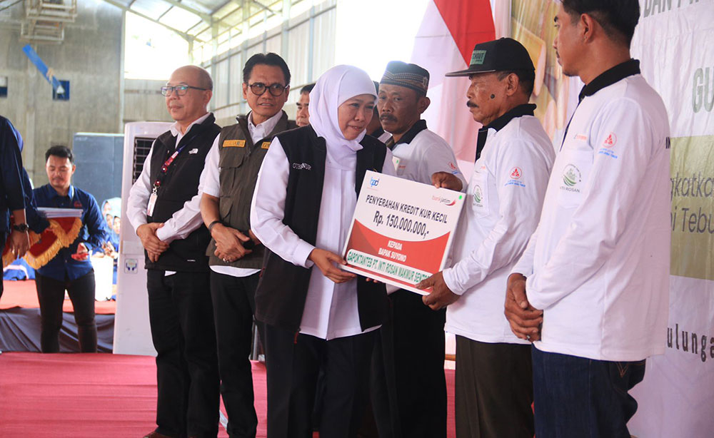 Gubernur Khofifah saat menyerahkan realisasi kredit, retail, dan KUR, secara simbolis.