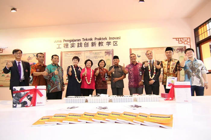 Wakil Bupati Ponorogo Sudjarno bersama Executive Director Exchange Center Jasper Ho, Kepala SMK PGRI 2 serta Kepala SMK Dongli Mrs. Liu Ping, saat memotong pita tanda dibukanya peluncuran Laban Workshop di SMK PGRI 2, Selasa (12/12). Foto: IST