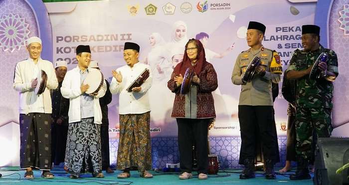 Pj Wali Kota Kediri Zanariah saat ikut menabuh rebana. Foto: Ist. 