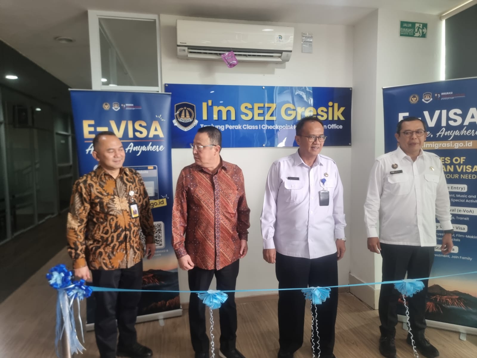 (dari kiri) kepala Administrator KEK Gresik JIIPE, Ibnu Sina, Dirut PT BKMS, Bambang Soetiono, Kakanwil Ditjen Imigrasi Jawa Timur, Novianto, dan  Kanim Tanjung Perak,  I Gusti Bagus Mochammad Ibrahiem saat peresmian kantor Imigrasi di KEK JIIPE. foto: ist.