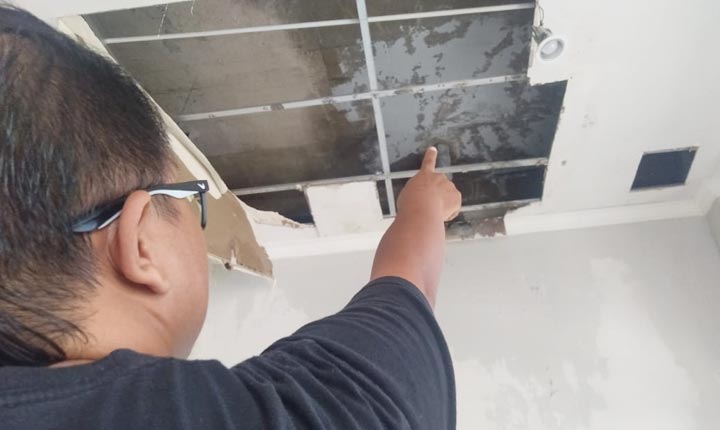 Kondisi plafon atap ruang rawat inap 1 Puskesmas Kesamaben yang ambrol. foto: AAN AMRULLOH/ BANGSAONLINE