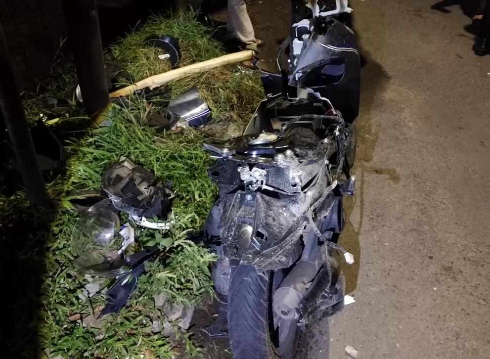 Kondisi motor korban yang ringsek usai ditabrak truk