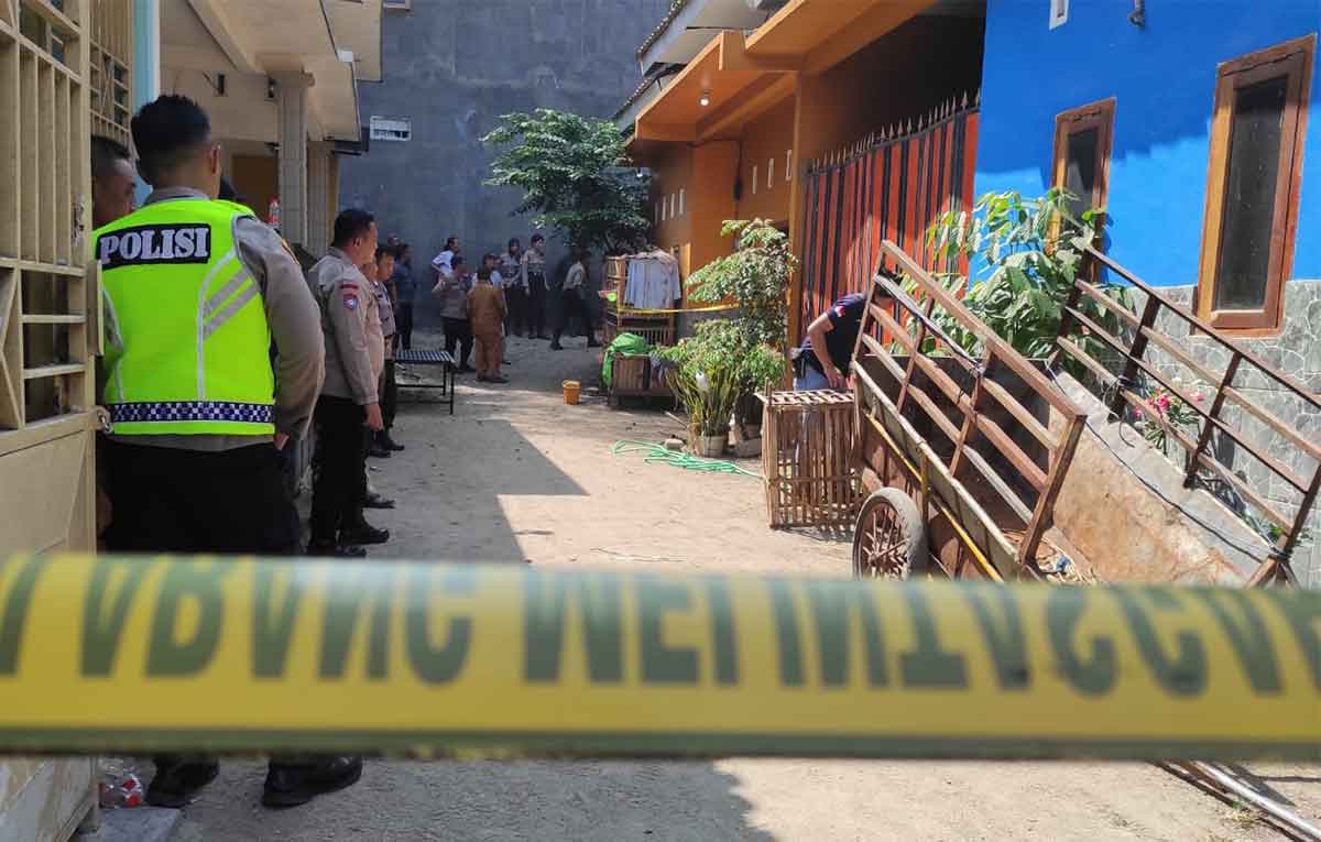 Petugas dari Polres Kediri saat olah TKP. Foto: Ist