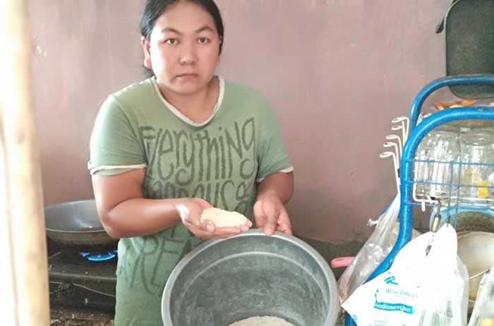 Sri salah seorang pemilik warung makan di Pacitan. foto: YUNIARDI S/ BANGSAONLINE