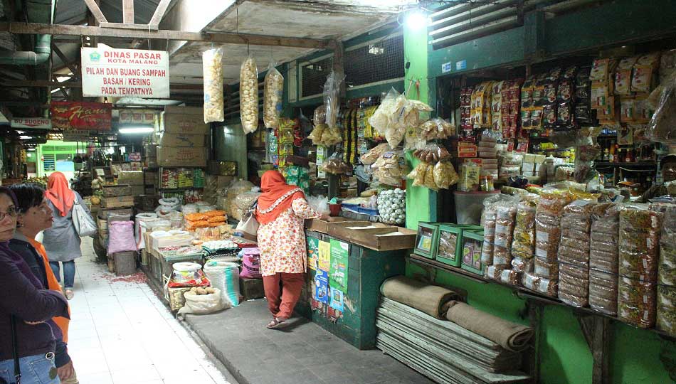 Salah satu pedagang di Pasar Kota Malang. Foto: Disperindag Kota Malang.