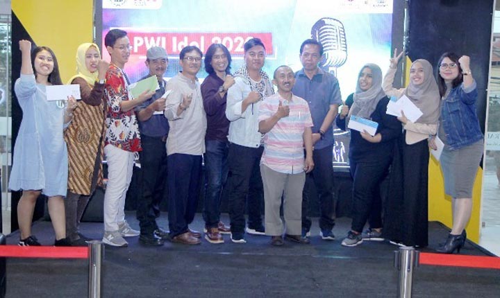 Ibnu Rusydi (4 dari kiri, pakai topi) dinobatkan sebagai Juara Harapan 1 PWI Jatim Idol 2020. Ibnu foto bareng dengan para juara lainnya.