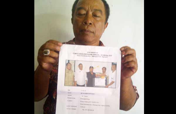 BUKTI: Tokoh desa Sukoharjo, Satino, menunjukkan bukti
penerimaan uang ganti rugi fasum. foto: soewandito/BANGSAONLINE