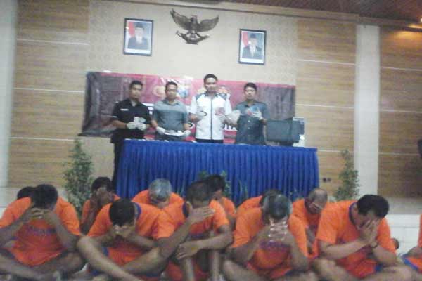 Para tersangka judi saat digelar di Mapolres Kediri. (foto: dendi martoni/BANGSAONLINE)