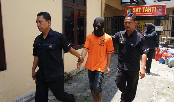Salah satu tersangka saat digelandang di Mapolres Jombang. foto: rony suhartomo/ BANGSAONLINE