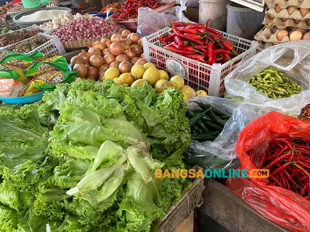 Harga sembako di Kota Surabaya hari ini alami fluktuasi. Foto: Sulthon/Bangsaonline.