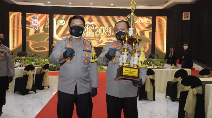 Kapolda Jatim Irjen Pol Dr. Nico Afinta (kiri) usai menyerahkan penghargaan kepada Kapolresta Banyuwangi Kombes Pol Arman Asmara Syarifuddin.