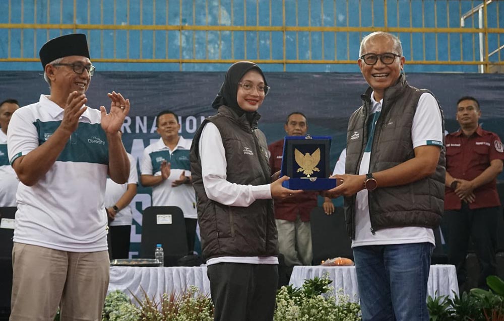 Didampingi Wakil Wali Kota Kediri, Gus Qowim, Wali Kota Kediri Vinanda Prameswati, menyerahkan cenderamata kepada Wakil Ketua Umum II PBTI Mayjen TNI Amrin Ibrahim. Foto: Ist. 