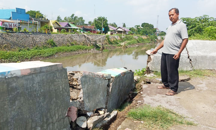 ANCAM PERMUKIMAN: Tanggul Sungai Sadar di Kedungsari yang ambrol. foto: YUDI EP/ BANGSAONLINE
