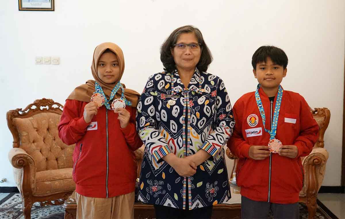 Pj Wali Kota Kediri, Zanariah, bersama 2 atlet catur, As Syahsyah Syakish Tirof, dan Adeeba Izzah Mumtaztaqiya Ulayya. Foto: Ist