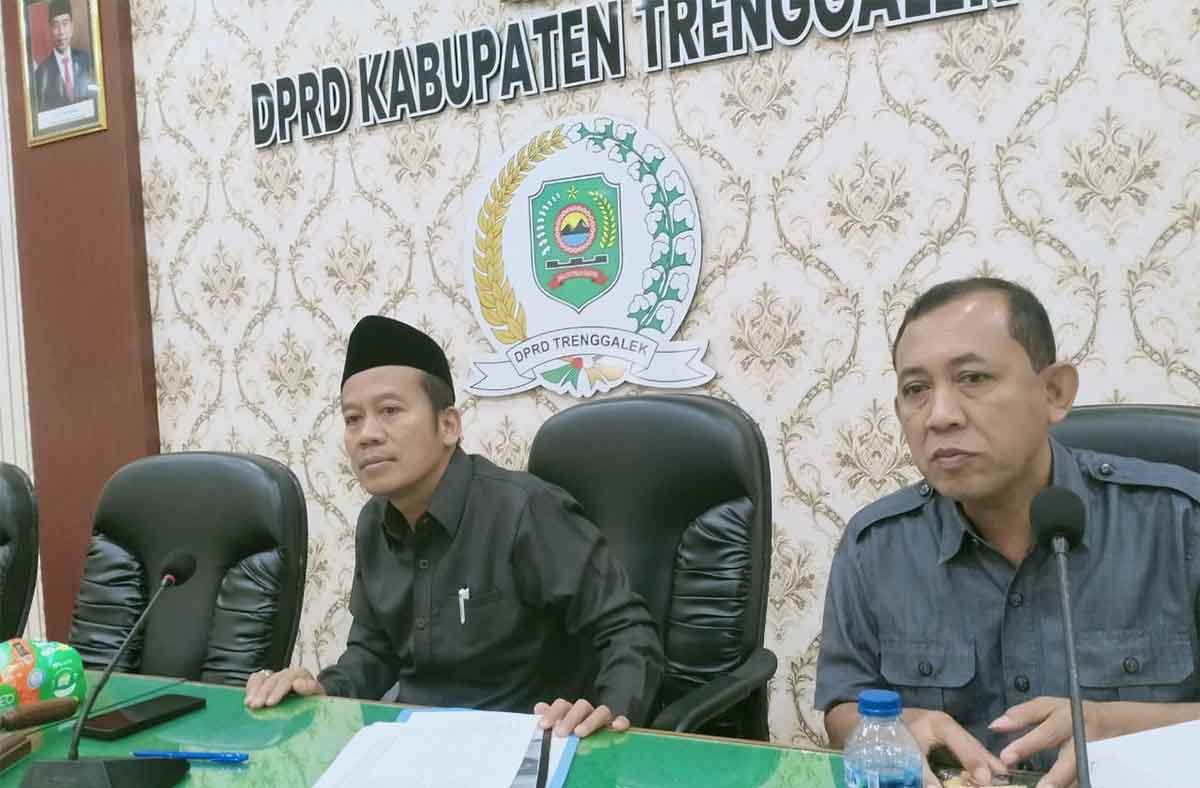 Ketua Komisi III DPRD Trenggalek, Pranoto (kiri).