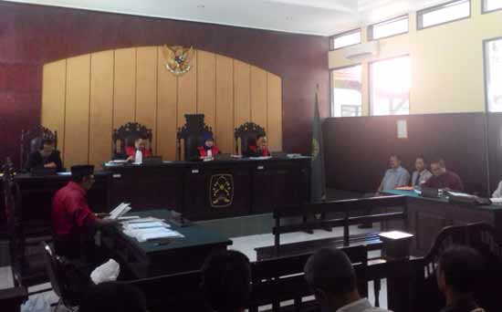 Suasana sidang gugatan ijazah palsu di Pengadilan Negeri Kabupaten Kediri. foto: dendi martoni/BANGSAONLINE