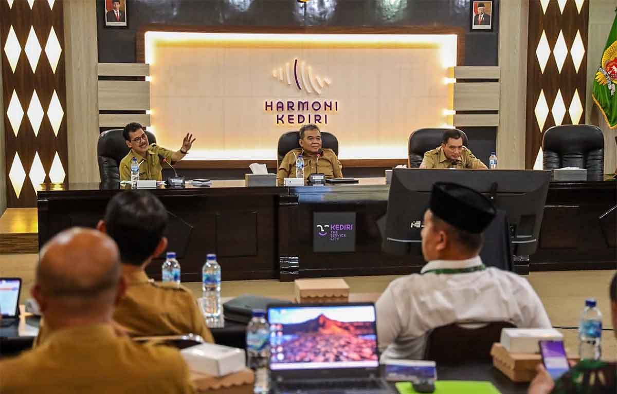 Sekdakot Kediri, Bagus Alit (tengah), saat memimpin rapat koordinasi. Foto: Ist