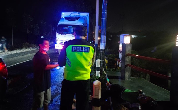 Petugas saat akan mengevakuasi korban laka ke rumah sakit terdekat. foto: ist.