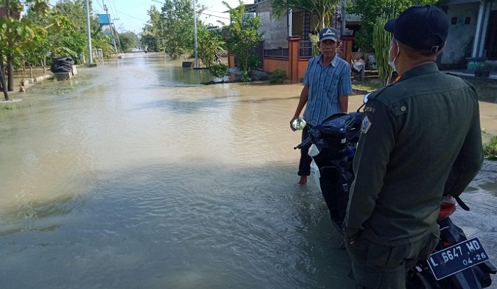 Kondisi banjir luapan Kali Lamong yang merendam wilayah Kecamatan Bolongpanggang berangsur surut. foto: SYUHUD/ BANGSAONLINE