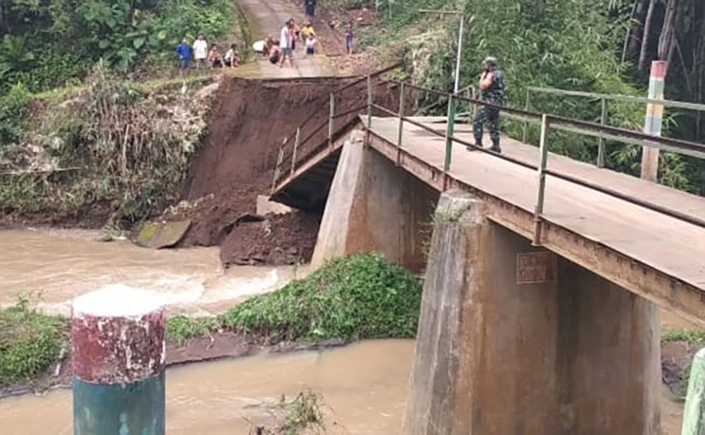 Kondisi jembatan penghubung antar dusun di Desa Jugo, Kecamatan Kesamben, Kabupaten Blitar, yang ambrol.