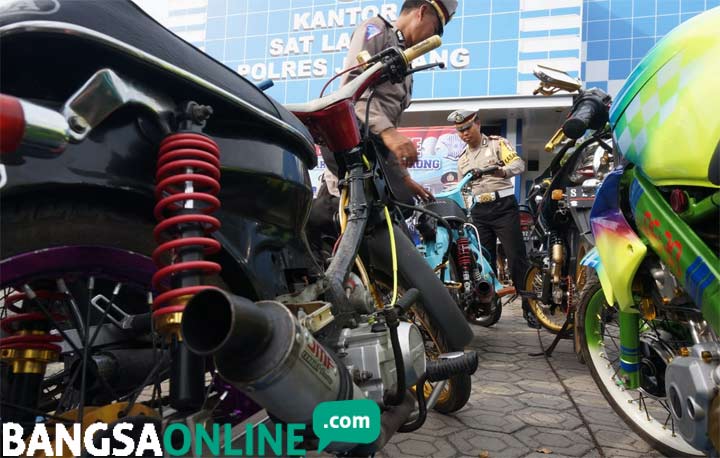 Motor berknalpot brong yang disita Satlantas Polres Jombang. foto: RONY S/ BANGSAONLINE