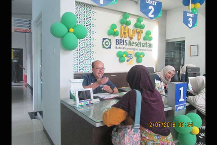 Arief Syaefuddin, Deputi Direksi Bidang Pelayanan Peserta BPJS Kesehatan saat melayani Peserta BPJS di Kantor Cabang Madiun.