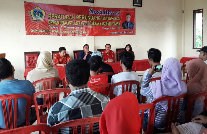 Anggota Fraksi PDIP Bagus Mega Saputra saat sosialisasi Perda BUMDes. foto: SYUHUD/ BANGSAONLINE