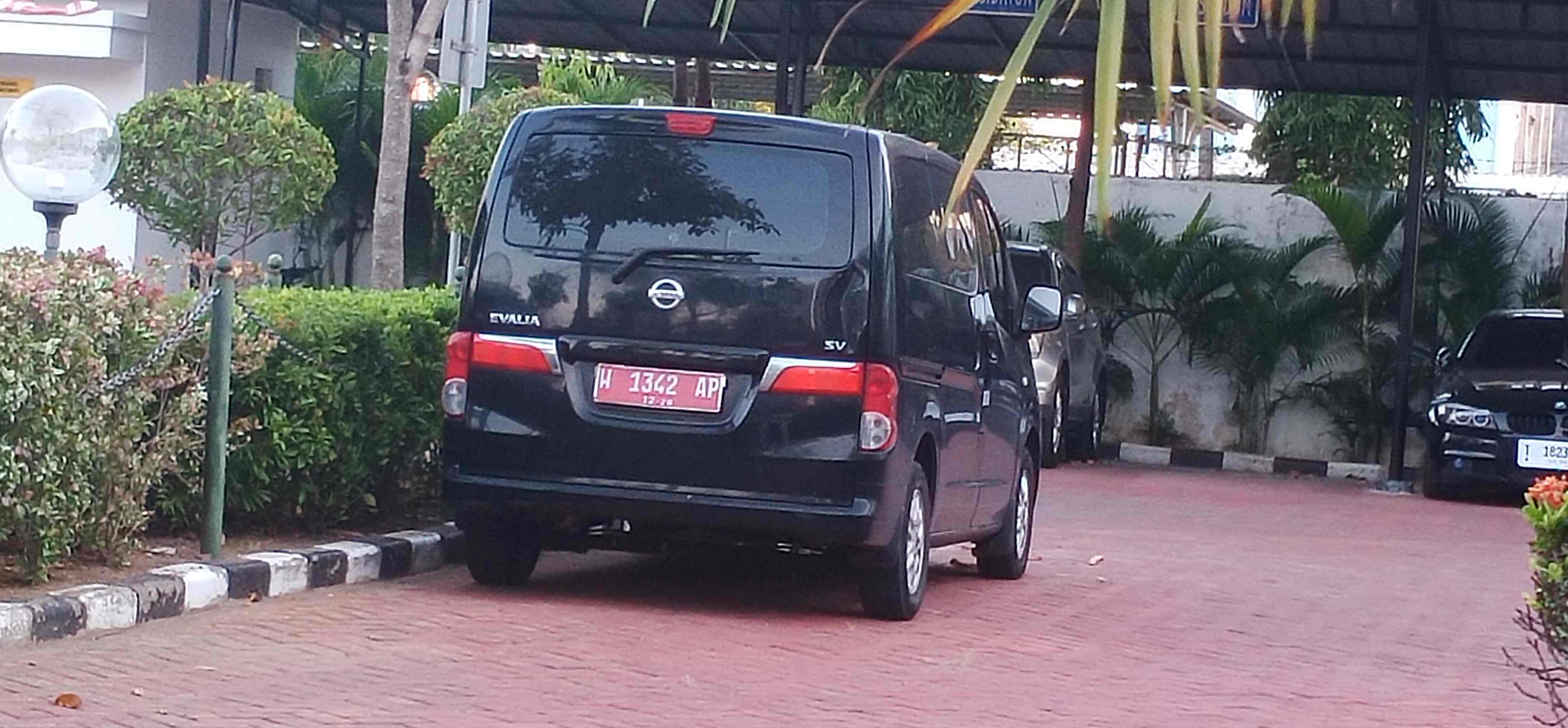 Mobil tahanan Kejari Gresik yang digunakan membawa para tahanan ke Rutan Banjarsari. Foto: SYUHUD/ BANGSAONLINE