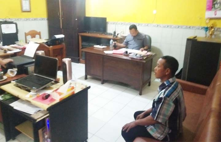 Pelaku saat diinterogasi di Mapolres Tuban.