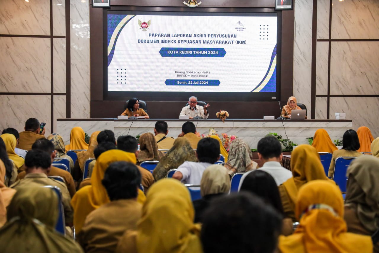 Chevy Ning Suyudi, Kepala BAPPEDA Kota Kediri, saat memaparkan Laporan Akhir Penyusunan Dokumen Indeks Kepuasan Masyarakat (IKM) Kota Kediri Tahun 2024.