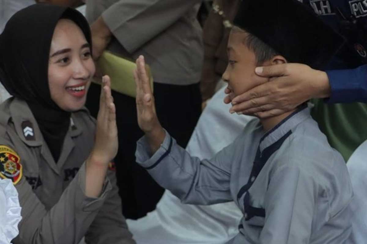 Briptu Nela saat menghibur para peserta Khitan massal. Foto: Dok. Polres Mojokerto.