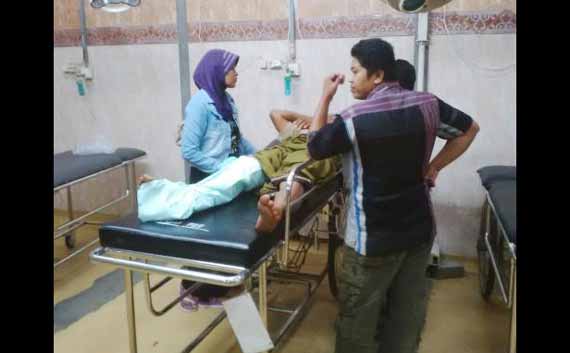 Sidiq masih mendapat perawatan karena luka dilempari bondet. foto: beritajatim