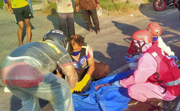 Jenazah saat dievakuasi tim relawan yang mengenakan APD lengkap. foto: SOFWAN/ BANGSAONLINE