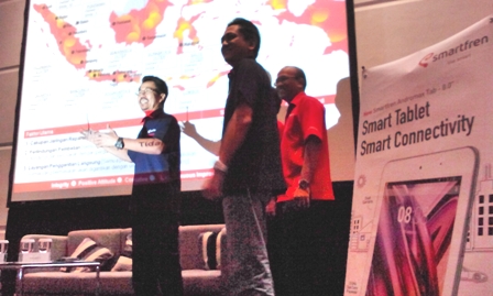 KINERJA. Deputy CEO Smartfren Telecom Djoko Tata Ibrahim (kiri) saat menyampaikan kinerja smartfren. foto : nisa/bangsaonline