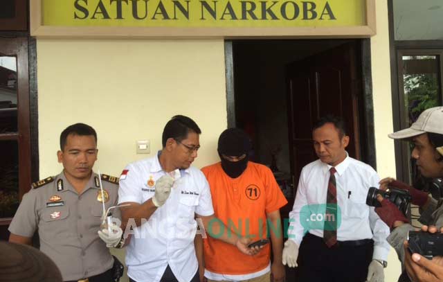 Pelaku bersama barang bukti saat diamankan di Mapolres Kediri. foto: arif kurniawan/ BANGSAONLINE