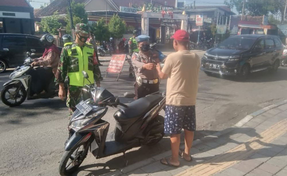 Koramil Paron Gelar Operasi Yustisi Sekaligus Bagi-Bagi Masker