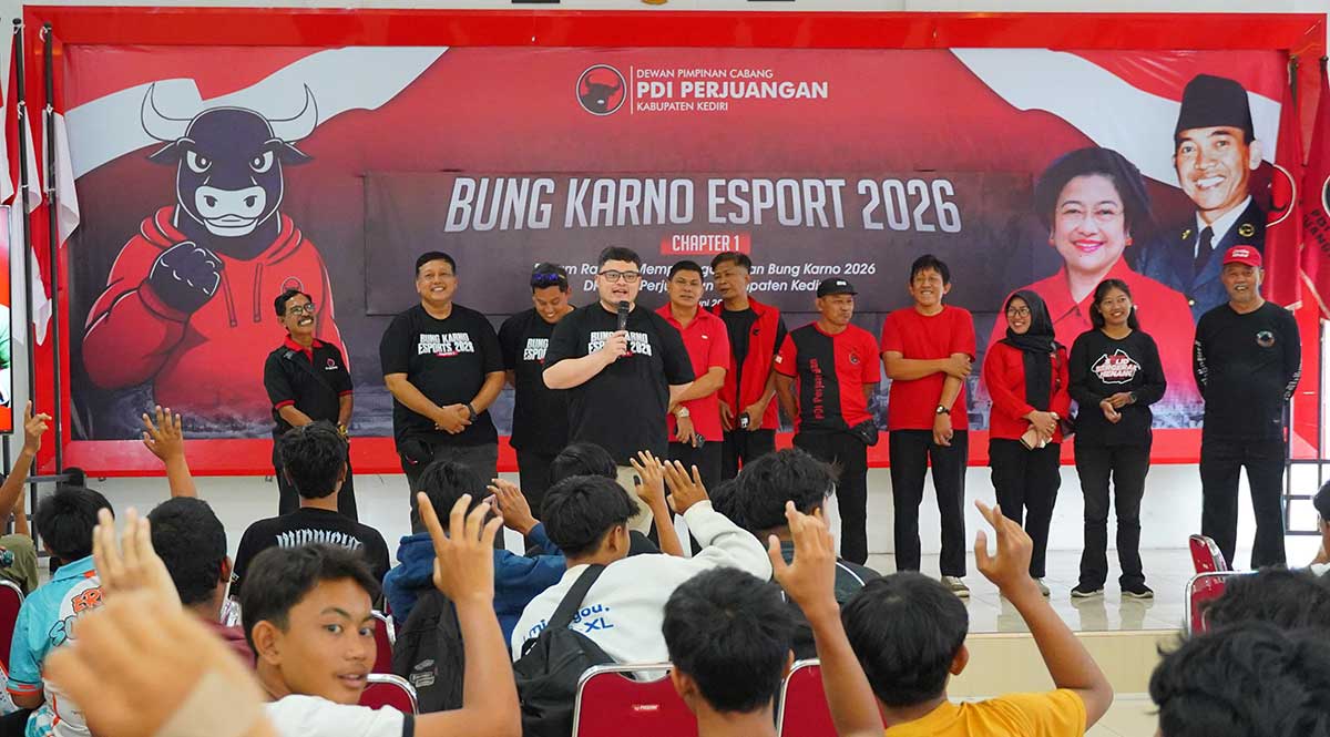 Ketua DPC PDIP Kabupaten Kediri, Hanindhito Himawan Pramana, saat menyampaikan pesan kepada para peserta turnamen. Foto: Ist