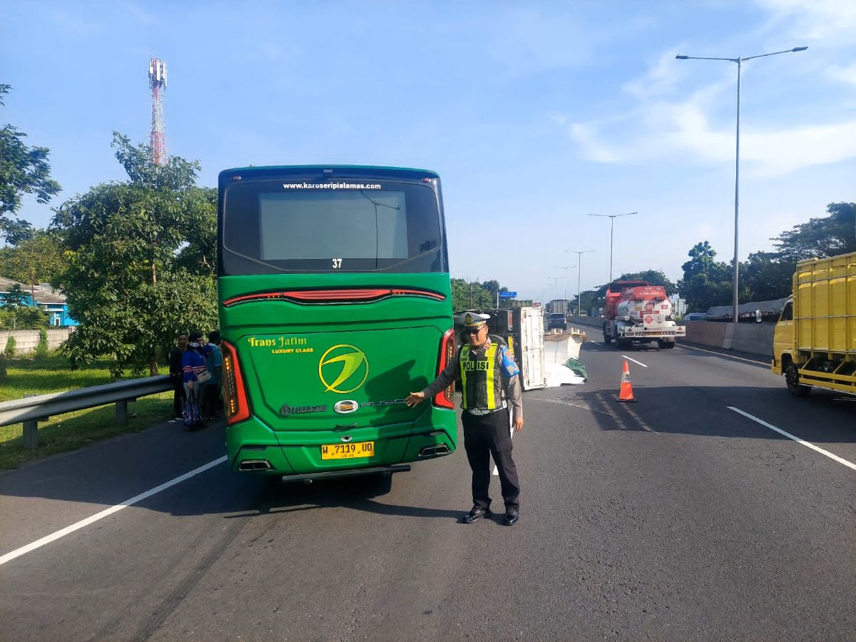 Bus TransJatim Tabrak Truk yang Terguling Akibat Pecah Ban di Tol Waru-Sidoarjo