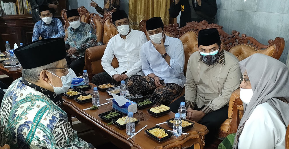 Ketua Umum PBNU, Said Aqil Siradj (kiri) saat bertemu dengan pengasuh Pondok Pesantren Al-Falah, Ploso, Kecamatan Mojo, Kabupaten Kediri, KH Nurul Huda Jazuli di kediamannya. Foto: MUJI HARJITA/ BANGSAONLINE