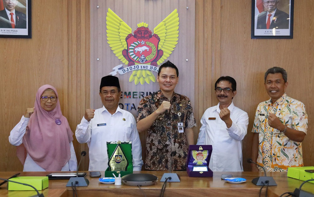 Dari kiri, Kabag Protokol dan Komunikasi Pimpinan Herwin Zakiya, Asisten Administrasi Umum Pemkot Kediri Nur Muhyar, Wakil Bupati Tegal Sabilillah Ardi, Kepala Diskominfo Kota Kediri Apip Permana, serta Kepala Bidang Informasi dan Komunikasi Publik Diskominfo Kabupaten Tegal Kusniato. Foto: Ist.