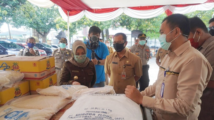 Wali Kota Ita saat memantau pasar murah.