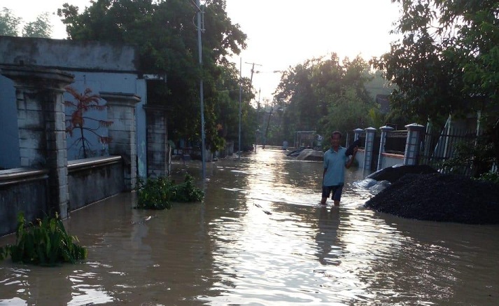 Kondisi banjir luapan Kali Lomong yang merendam Desa Deliksumber Kecamatan Benjeng. Foto: SYUHUD/ BANGSAONLINE