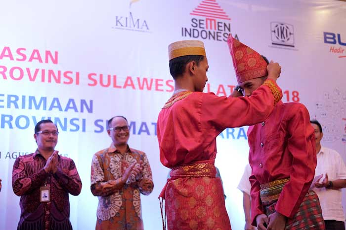 Pelajar dari Sumatera Barat dan Sulawesi Selatan saling memasangkan penutup kepala sebagai tanda pertukaran pelajar antar daerah. foto: ist