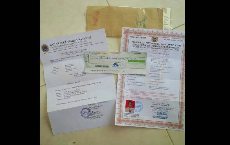Surat dan cek palsu yang gegerkan warga sampang. foto: beritajatim